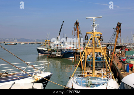 Angelboote/Fischerboote in den kommerziellen Hafen von Brixham in Devon Stockfoto