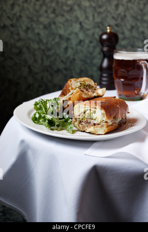 Teller mit Hähnchen-sandwiches Stockfoto