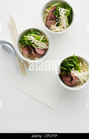 Rindfleisch und Champignons in Udon-Nudeln Stockfoto