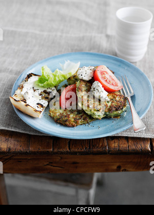 Teller mit Zucchini-Krapfen mit Brot Stockfoto