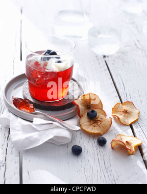 Apple Blaubeeren Marmelade auf Holztisch Stockfoto