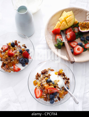 Schalen mit Aprikosen-Müsli mit Obst Stockfoto