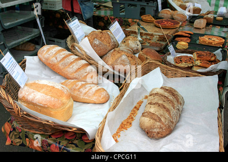 Vor Ort frisch gebackenes Brot zum Verkauf an die Shaftsbury Food festival Stockfoto