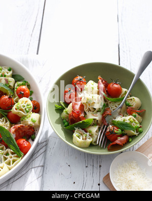 Schalen mit Tomaten-Kräuter-Nudeln Stockfoto