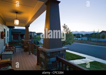 Automatisches Bewässerungssystem Wasser Rasen auf dem Grundstück eines Hauses in der kleinen Stadt Salida, Colorado, USA Stockfoto