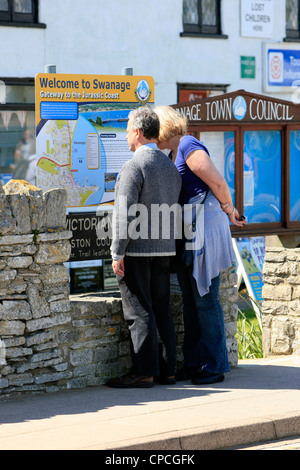 Zwei Leute lesen die Informationen-Stadtplan Swanage in Dorset Stockfoto