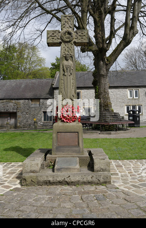 Ein Kriegsdenkmal auf dem Dorfplatz in Castleton in Derbyshire England Stockfoto