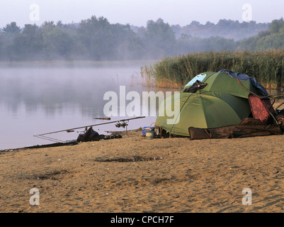 Über Nacht angeln und zelten von Frensham kleinen Teich mit frühen Morgennebel steigt auf Frensham Gemeinsame, Farnham, Surrey, England, Großbritannien, Großbritannien Stockfoto