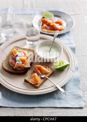 Geräucherter Lachs mit Brot und Käse Stockfoto