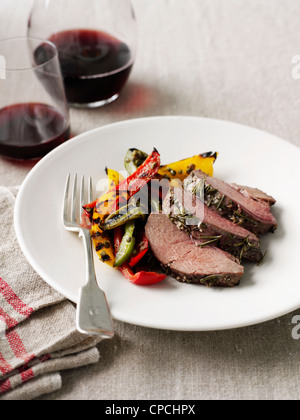 Teller mit Schweinefleisch mit gebratenem Gemüse Stockfoto