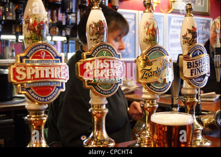 Shepherd Neame echtes Ale Handpumpen und pump Clip Entwürfe, Rochester, Kent, England Stockfoto