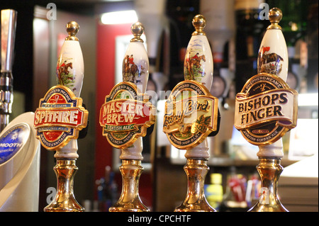 Shepherd Neame echtes Ale Handpumpen und pump Clip Entwürfe, Rochester, Kent, England Stockfoto