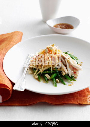 Teller mit Huhn mit Nudeln und Bohnen Stockfoto