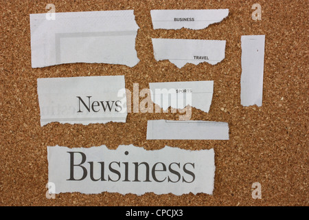 Zeitung Fetzen Set auf einem braunen Pinnwand Stockfoto