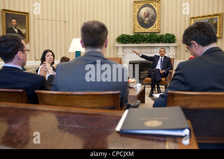 Präsident Barack Obama trifft sich mit senior Berater im Oval Office, 19. April 2012 in Washington, DC. Stockfoto