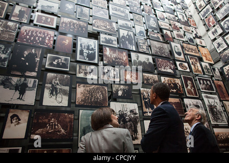 US-Präsident Barack Obama tourt das United States Holocaust Memorial Museum mit Elie Wiesel, Friedensnobelpreisträger und Holocaust-Überlebende, und Sara Bloomfield, Museumsdirektor 23. April 2012 in Washington, DC. Stockfoto