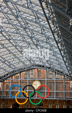 Olympische Ringen in der Besoldungsgruppe 1 aufgeführten St. Pancras International Station London England Europa Stockfoto