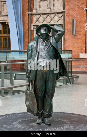 Bronze-Statue von Sir John Betjeman (Martin Jennings 2007) in der Besoldungsgruppe 1 aufgeführten St. Pancras International Station London England Stockfoto