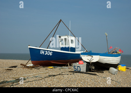Zwei Fischerboote ruhen auf den Kieseln Aldeburgh Strand warten auf das nächste Angeln laufen gehen. Stockfoto