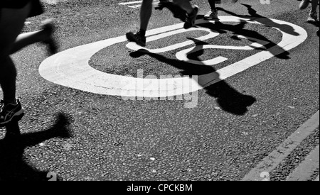 London Marathon 2012 laufenden Bewegungsunschärfe London England Europa Stockfoto