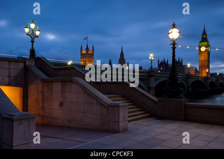 Abend an der Westminster Bridge in London. "Big Ben" (Elizabeth Tower) in der Ferne. Stockfoto