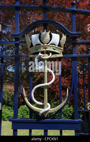 Royal Navy Symbol vor den Toren von Britannia Royal Naval College in Dartmouth UK Stockfoto
