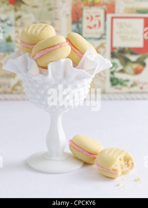 Schüssel mit Makronen-cookies Stockfoto