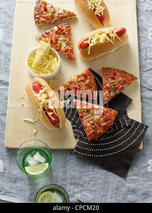 Platte mit Pizza, Hot Dogs und Käse Stockfoto