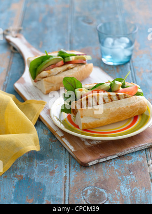 Teller mit Hähnchen-Sandwich mit Salat Stockfoto