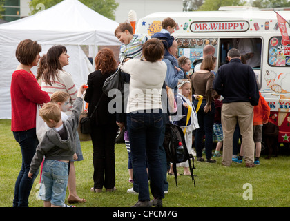 Kinder und Familien Warteschlange für Eis von einem Eiswagen, Newmarket Suffolk UK Stockfoto