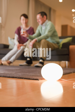 Lampe in einem Wohnzimmer Stockfoto