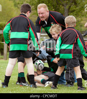 Rugby-Trainer coaching Kinder - Newmarket Juniors Club, Suffolk UK Stockfoto