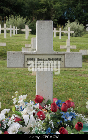 Das Grab von Alain-Fournier in der französischen nationalen Friedhof St Remy La Calonne, Les Eparges, Lothringen, Frankreich. Stockfoto