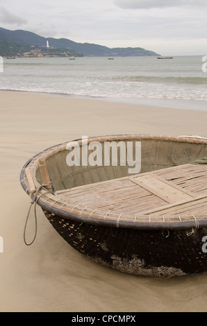 Vietnam Da Nang. bac Mein ein Strand, traditionelle kleine runde Bambus Fischerboote von einheimischen Fischen entlang der Küste verwendet. Stockfoto