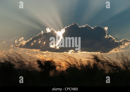 Sonne durch die Wolken Stockfoto