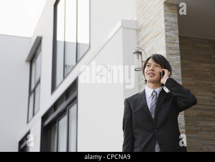 Unternehmer, die auf einem Smartphone sprechen Stockfoto