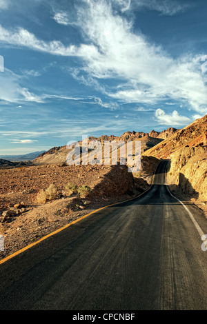 Künstler-Laufwerk ist eine unidirektionale Rundweg führt zu den Multi hued Palette des Künstlers im kalifornischen Death Valley National Park. Stockfoto