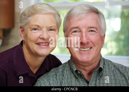 Älteres paar zusammenstehen In ihrem Haus Stockfoto