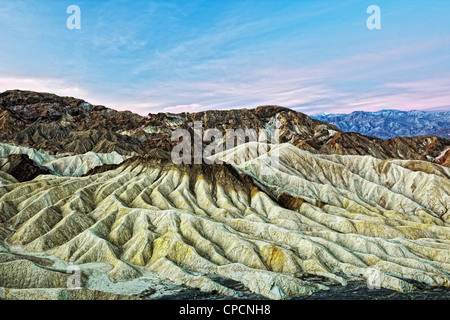 Sonnenaufgang über der Panamint Range und Golden Valley Badlands von Zabriskie Point im kalifornischen Death Valley Nationalpark. Stockfoto