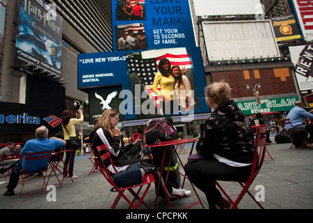 Touristen suchen auf Plakatwänden in New York City Times Square zum 10. Jahrestag von 9 / 11 Angriff auf das WTC. Stockfoto