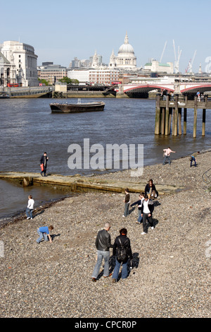 Themse-Strand in der Nähe von Gabriels Wharf, Southbank, London, England, UK. Stockfoto