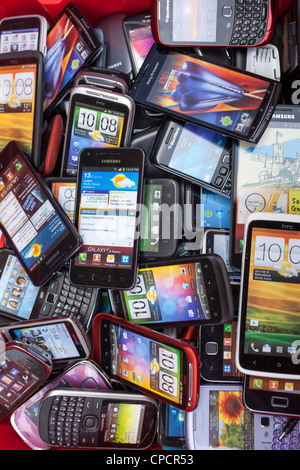 Haufen von Smart Phones Stockfoto