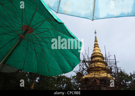 Elk208-5298 Thailand, Chiang Saen, Wat Phra, dass Chom Kitti, Chedi mit Sonnenschirmen Stockfoto