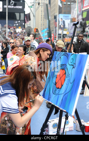 Künstler malen auf dem Times Square Geldbeschaffung für japanische amerikanische Lions Club Wohltätigkeitsorganisationen Stockfoto