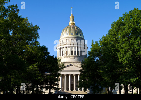 West Virginia State Capitol in Charleston, West Virginia, USA, umgeben von blauen Himmel im Hintergrund. Stockfoto