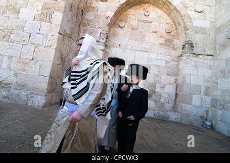 Orthodoxe jüdische Männer verlassen die Altstadt während des Passahfestes. Stockfoto