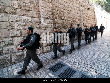 Israelische Grenzpolizei patrouilliert auf den Straßen des muslimischen Viertels in der Altstadt von Jerusalem. Stockfoto