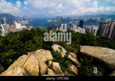 Einen atemberaubenden Blick auf Victoria Harbour mit Kowloon Hong Kong Insel nach links und rechts. Foto von Braemer Hügel. Stockfoto