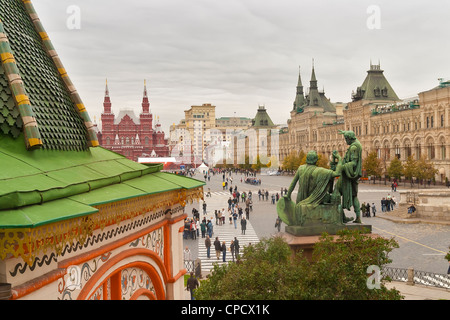 Blick auf den roten Platz in Moskau, die Hauptstadt von Russland aus dem Fenster der Kathedrale des heiligen Basilius. Im Hintergrund ist das Denkmal Stockfoto