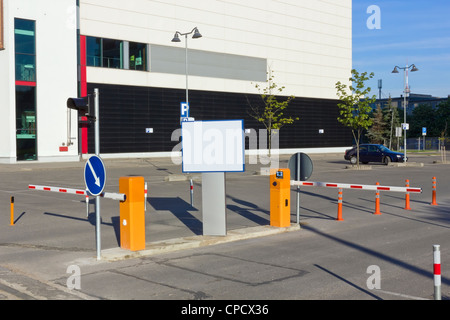 Die Einfahrt in die Stadt bezahlte Parkplätze in der Nähe einen Supermarkt. Massenproduktion Barrieren und Ausrüstung. Sonnigen Frühlingsmorgen Stockfoto